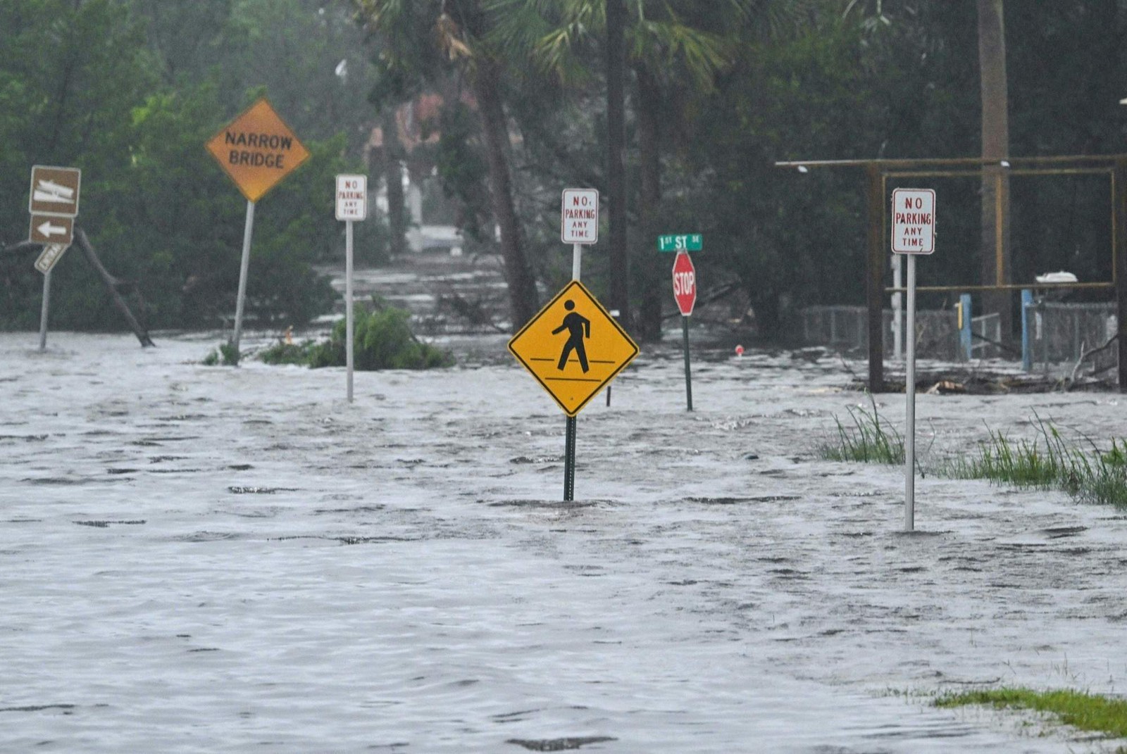 Uma rua inundada é vista perto da marina de Steinhatchee, Flórida, depois que o furacão Idalia atingiu a costa. — Foto: CHANDAN KHANNA/AFP