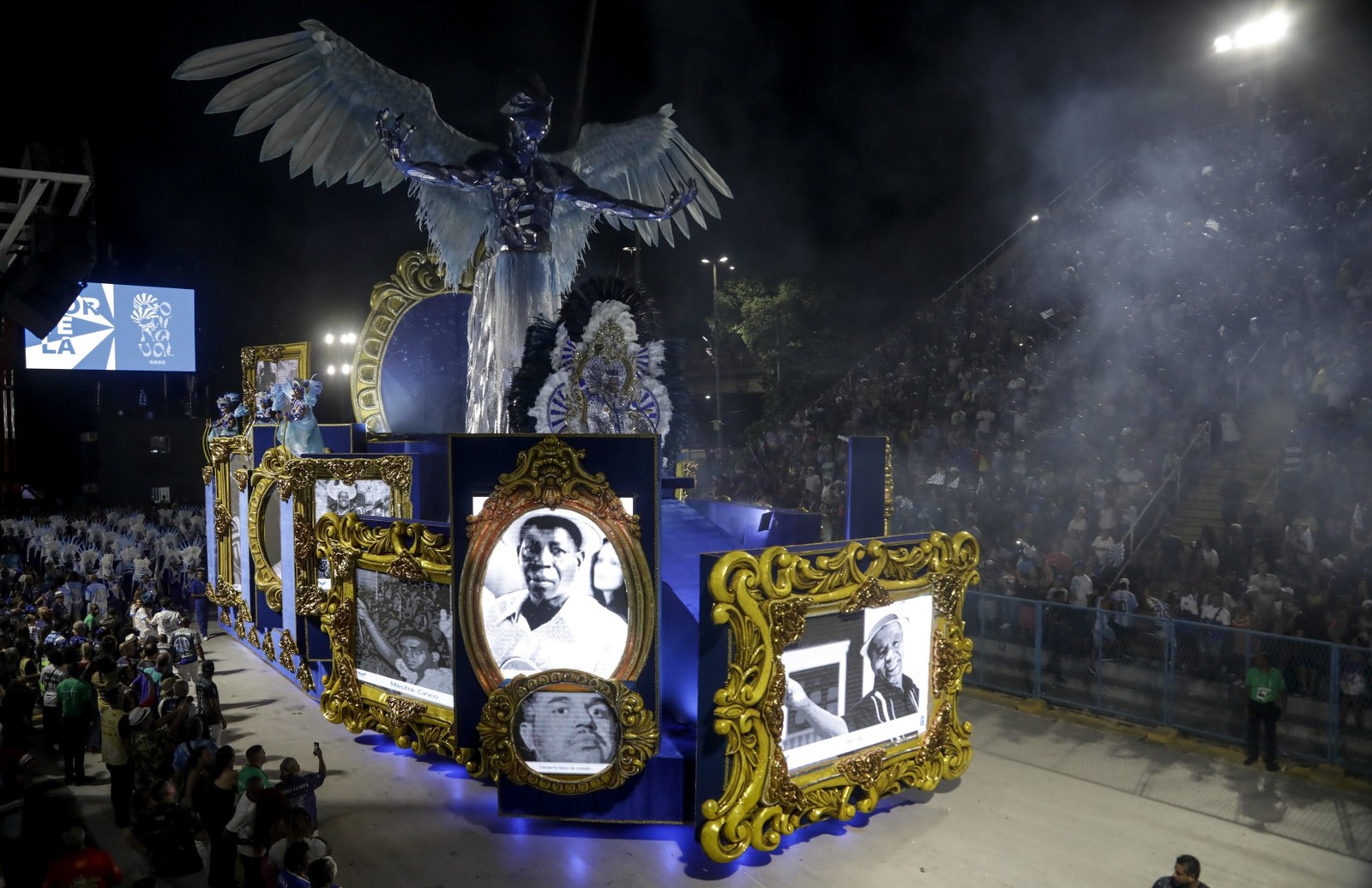 Carro alegórico relembra ícones da história da Portela — Foto: Gabriel de Paiva