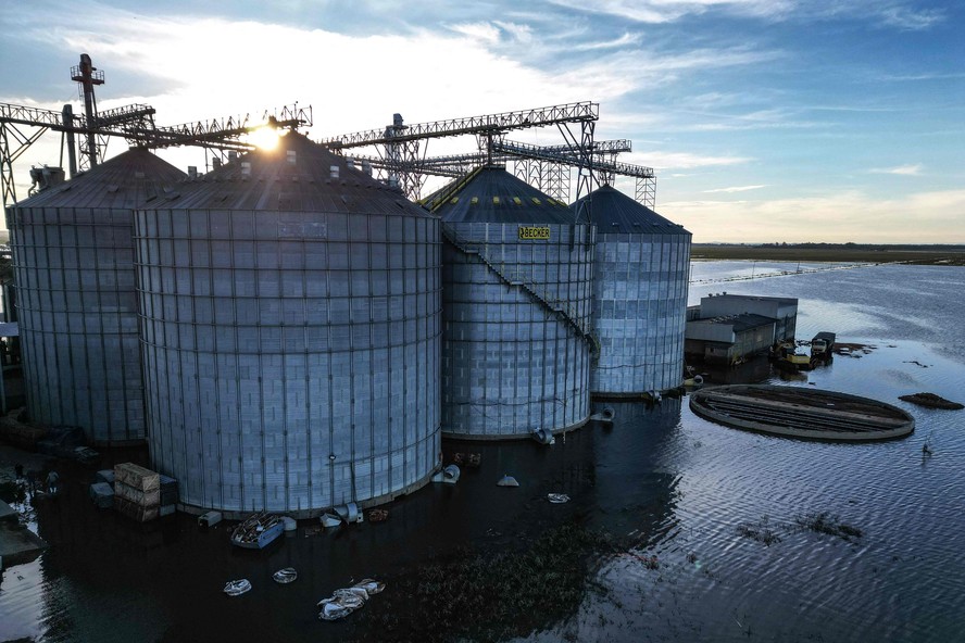 Silos de arroz inundados em Eldorado do Sul, no Rio Grande do Sul