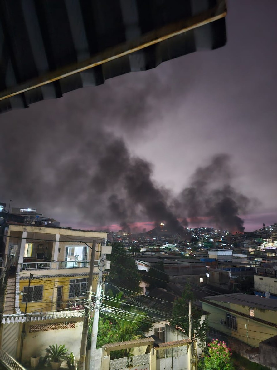 As barricadas em chamas no Complexo da Penha