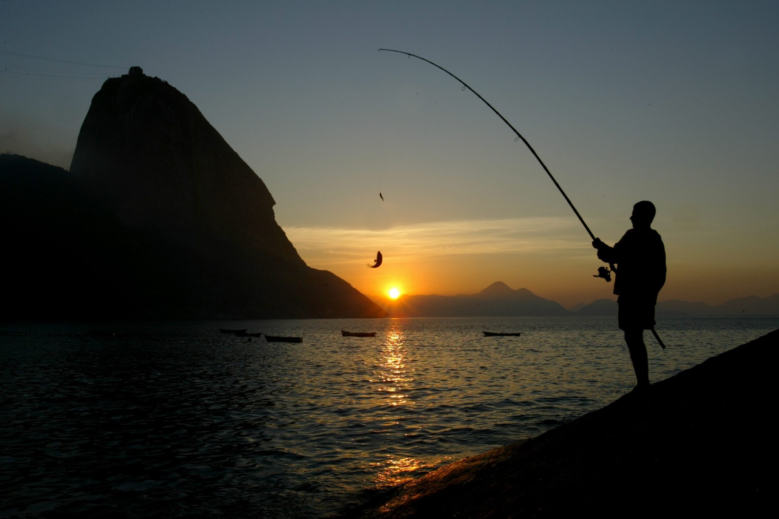 Pescador na Praia Vermelha — Foto: Custodio Coimbra