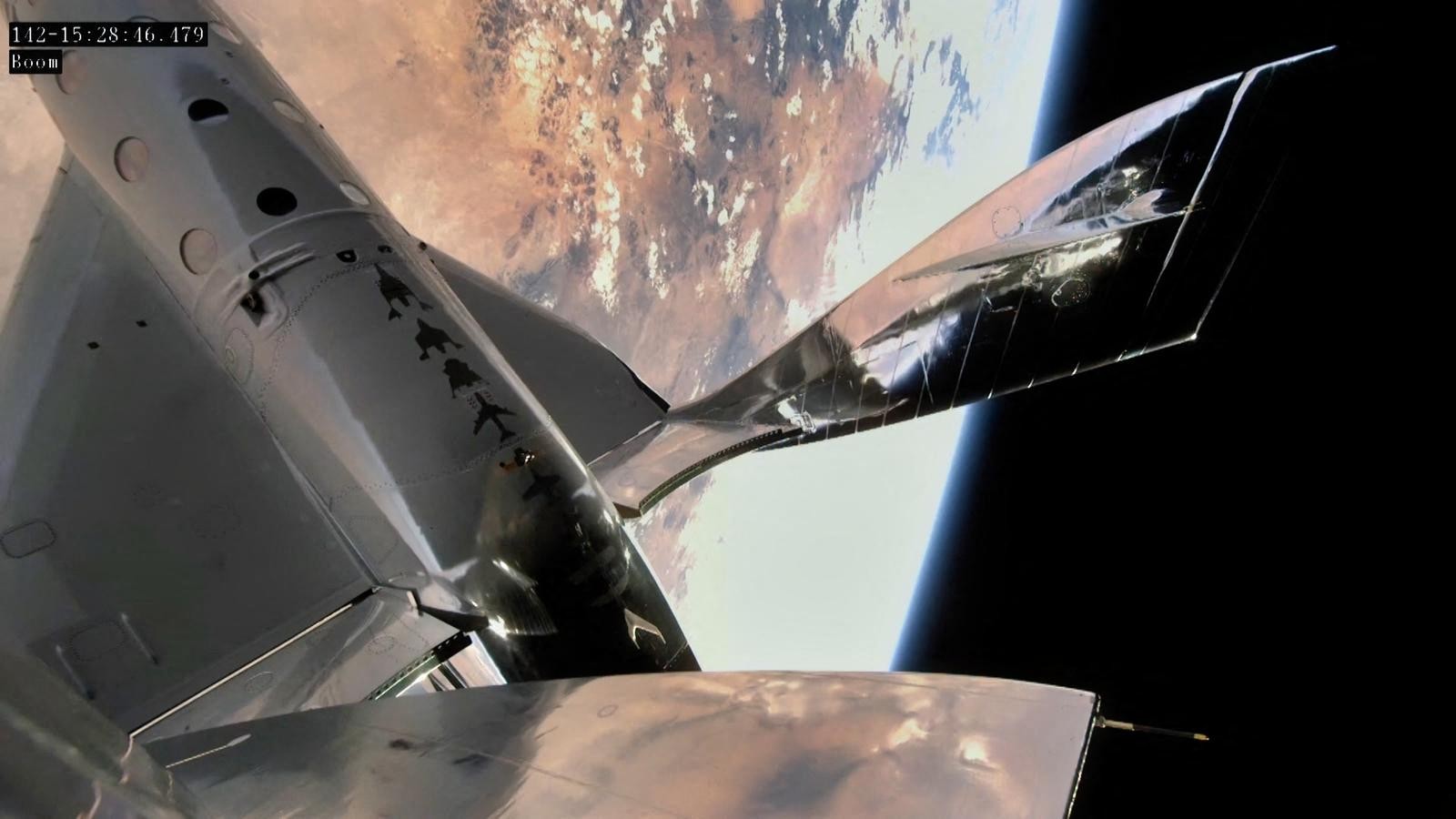 A nave espacial da Virgin Galactic retornou à Terra por meio de um sistema semelhante ao movimento de uma peteca de badmington. A  nave deslizou para fazer um pouso na pista nas instalações do Spaceport America,  no Novo México AFP