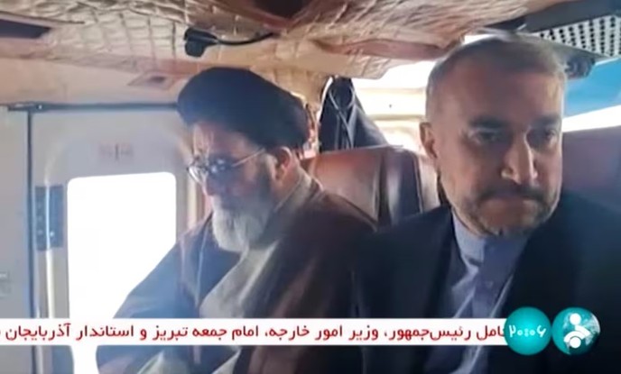 Imagem da TV estatal mostrou o presidente Ebrahim Raisi (à esquerda) com o ministro das Relações Exteriores, Hossein Amir-Abdollahian, durante a trágica viagem de helicóptero