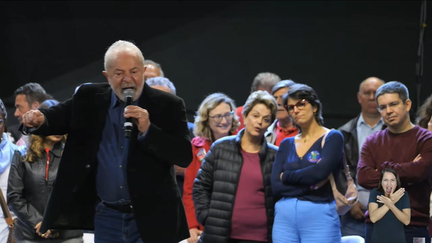 O ex-presidente Luiz Inácio Lula da Silva discursa em comício em Porto Alegre — Foto: Reprodução