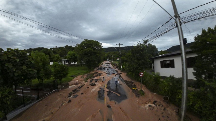 Estrada inundada em Encantado, no Rio Grande do Sul