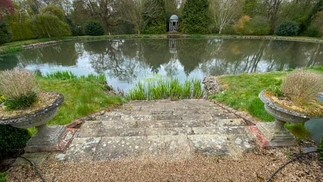 No terreno, há um lago para aumentar a biodiversidade e a sustentabilidade local — Foto: North Herts Council