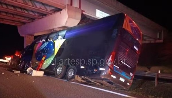 Acidente com ônibus deixa 10 mortos e fere 42 no interior de SP