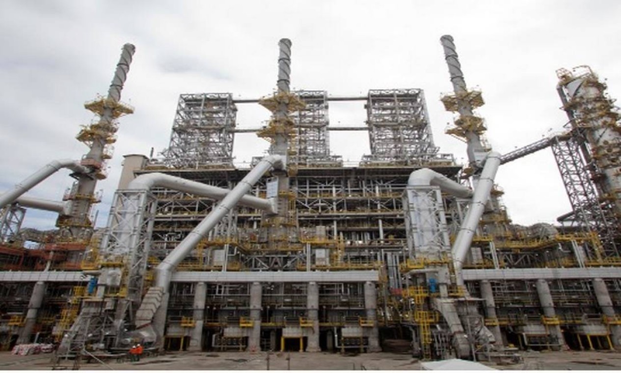 A RNEST, que foi alvo da Lava-Jato, tem capacidade de processamento de 230 mil barris de petróleo por dia. Nesta unidade, são produzidos derivados de petróleo, como nafta, diesel e gás liquefeito de petróleo (GLP)  — Foto: Reprodução/Site da Petrobras