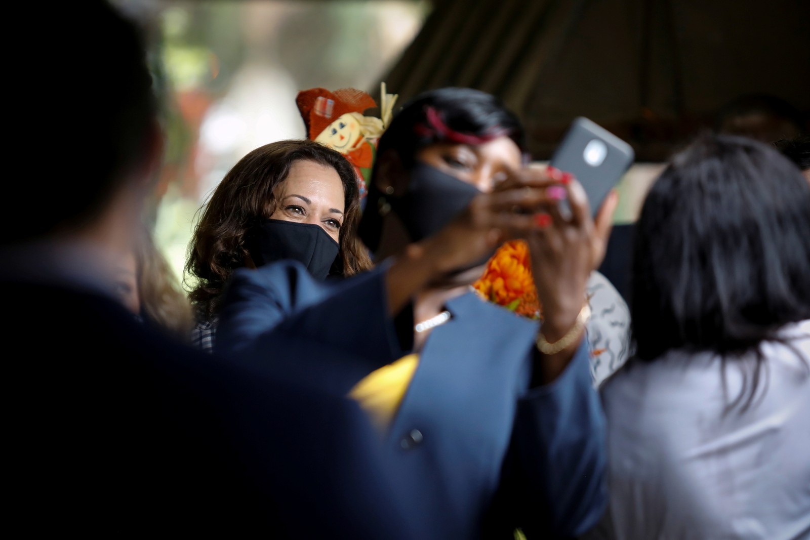 A senadora Kamala Harris, candidata à vice-presidência, posa para uma selfie com apoiadores durante um evento em Fort Lauderdale, Flórida, em 31 de outubro. Harris nasceu em 20 de outubro de 1964, em Oakland, Califórnia, na época um núcleo de ativismo pelos direitos civis e contra a guerraREUTERS
