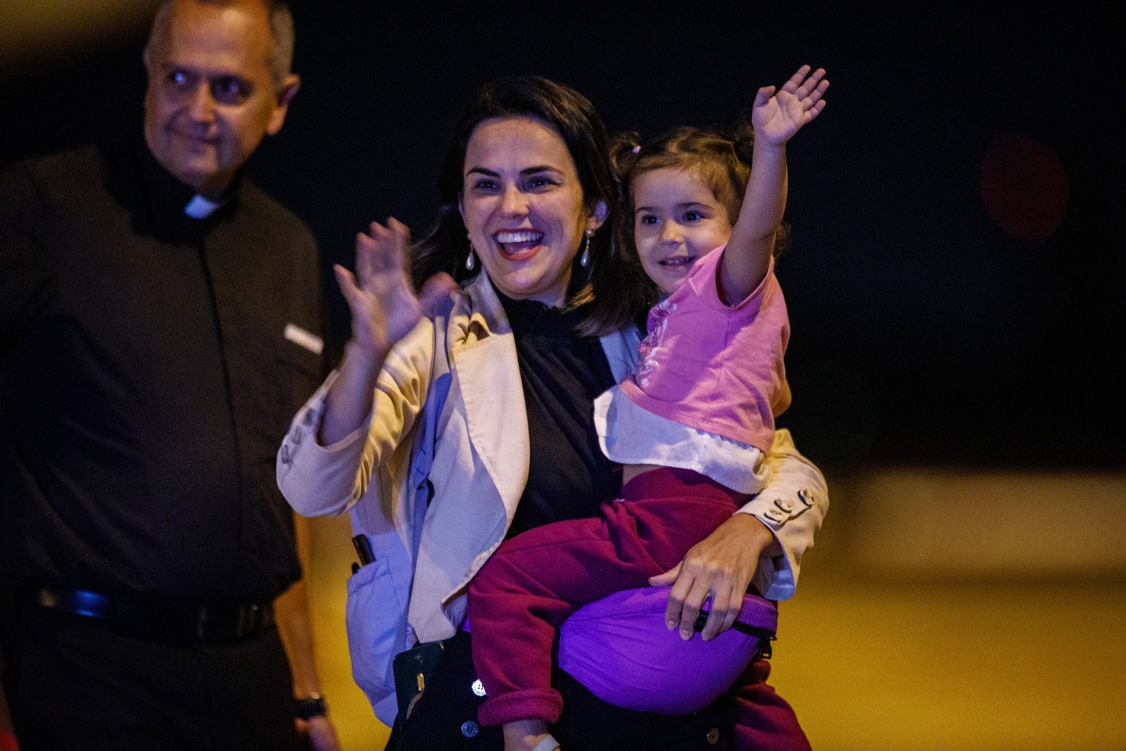 Alegria dos repatriados ao chegar ao Brasil. Foto: Brenno Carvalho / Agência O Globo