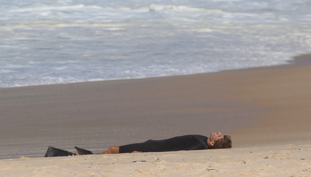  Para recuperar o fôlego: depois de uma sequência de ondas, o surfista descansa na areia — Foto: Divulgação