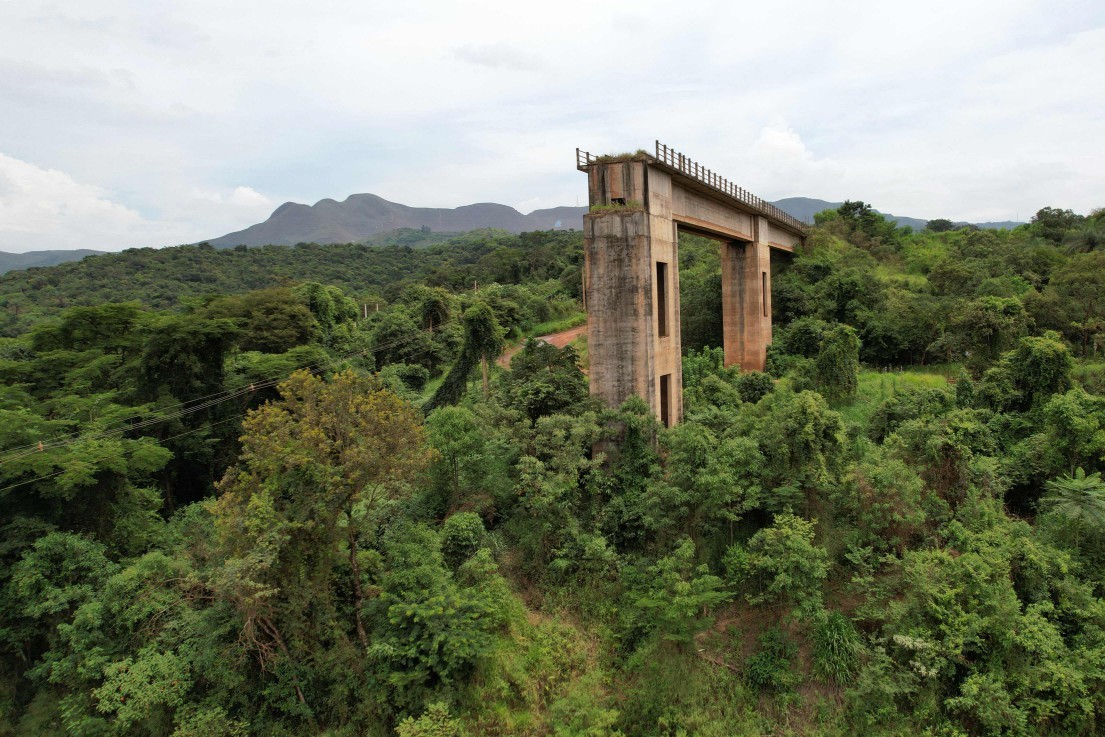 Vista de uma ponte no Parque da Cachoeira, um dos bairros afetados pela lama do acidente da barragem da Vale em Brumadinho — Foto: Douglas Magno / AFP