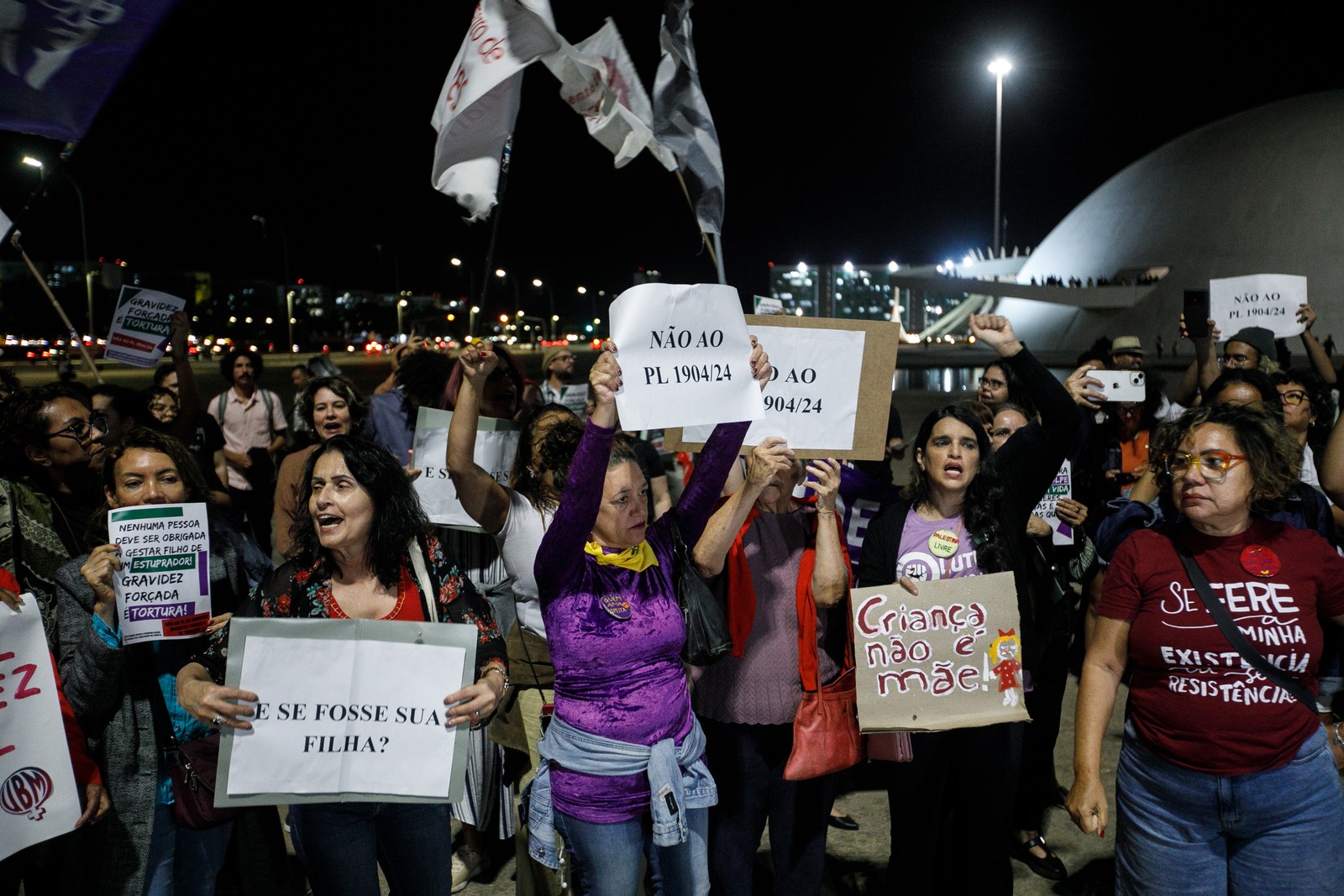 Ato em Brasília contra a PL1904 - PL da Gravidez Infantil (PL 1904/24) proíbe a realização do aborto legal acima de 22 semanas gestacional em caso de estupro. — Foto: Brenno Carvalho / Agência O Globo.