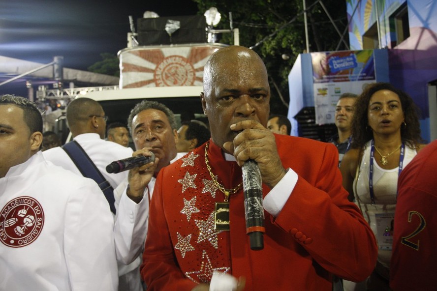 Quinho puxando o samba do Salgueiro na Sapucaí