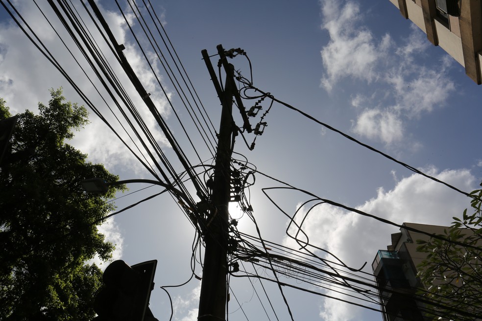 Fiação em poste na Rua Fonte da Saudade, na Lagoa, na Zona Sul do Rio Agência O Globo — Foto:         