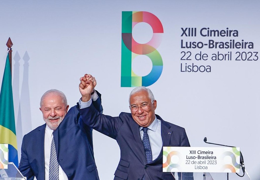 O presidente do Brasil, Luiz Inácio Lula da Silva (E), cumprimenta o primeiro-ministro português, António Costa, ao final de uma coletiva de imprensa na cúpula Luso-Brasileira em Lisboa