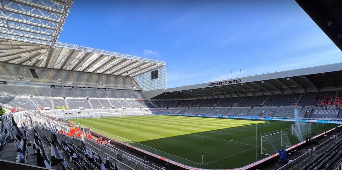 O St. James' Park, casa do Newcastle, pode ter sua capacidade expandida para 65 mil, apoiado pelo fundo soberano saudita, que patrocina o clube — Foto: Reprodução