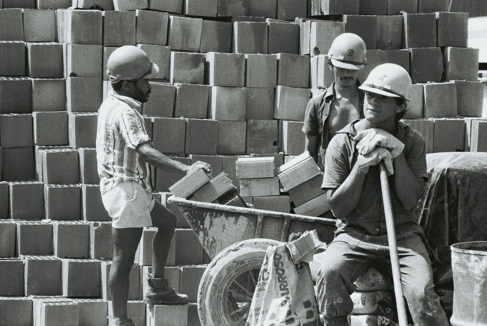 Obras de construção do Sambódromo entre outubro de 1983 e fevereiro de 1984 — Foto: Renato Velasco