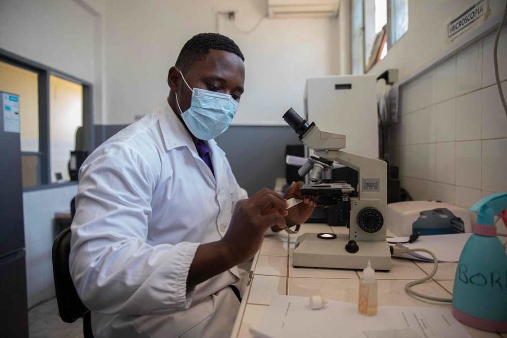 Biomédico analisa amostras durante teste de tuberculose em prisão em Maputo — Foto: Alfredo Zuniga/AFP