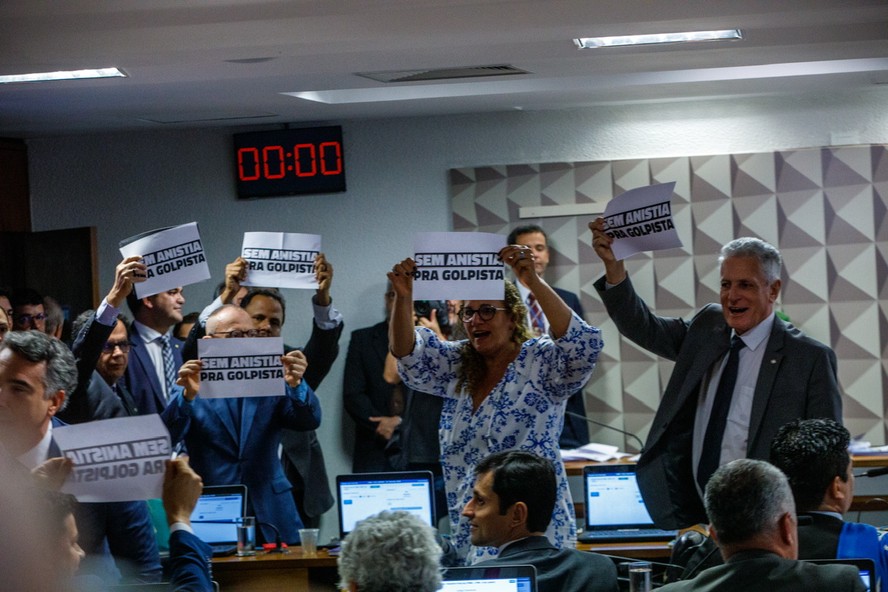 CPI do 8 de Janeiro aprova relatório que pede indiciamento de Bolsonaro e mais 60 pessoas