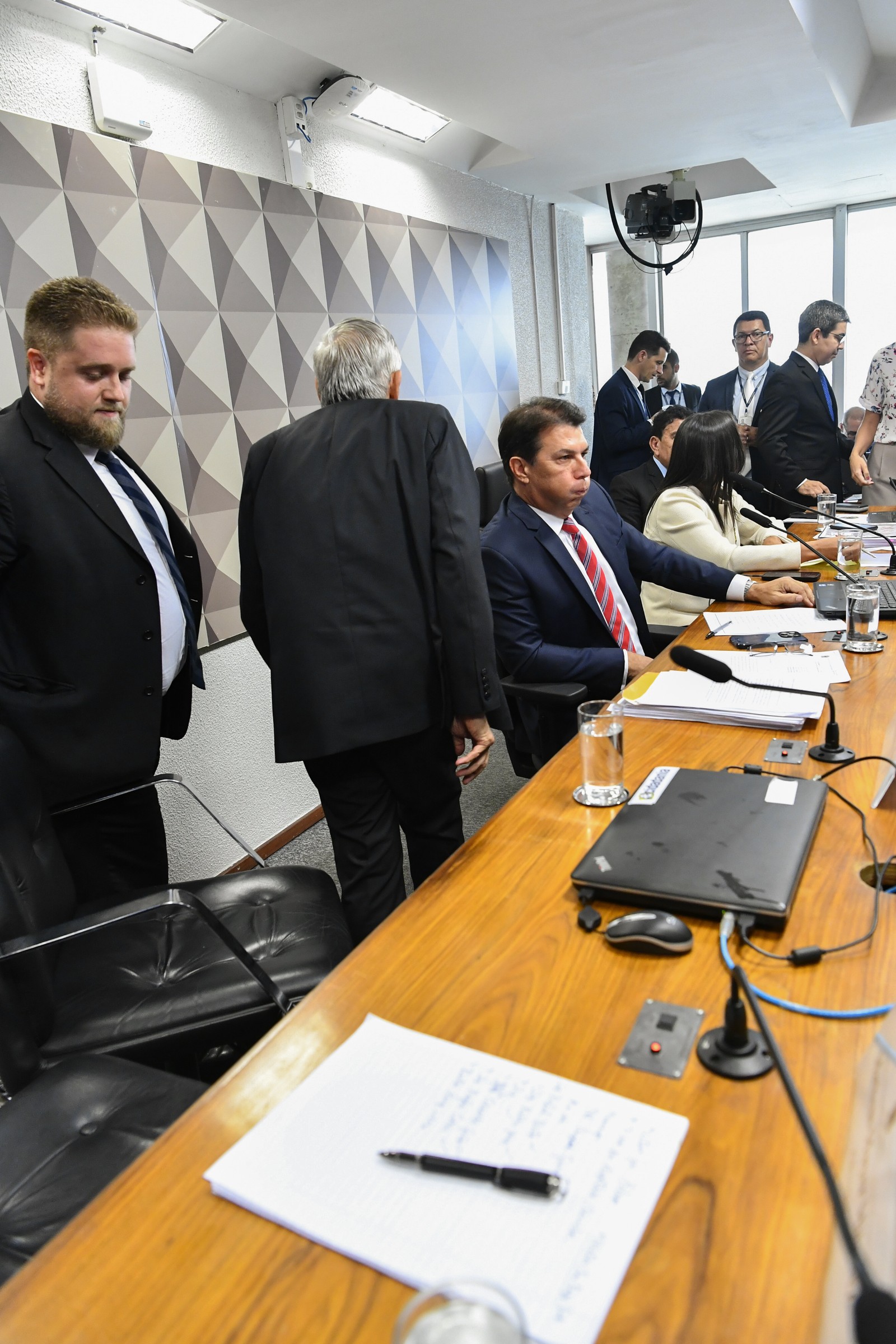 Ex-chefe do GSI, general Augusto Heleno deixa mesa — Foto: Geraldo Magela / Agência Senado