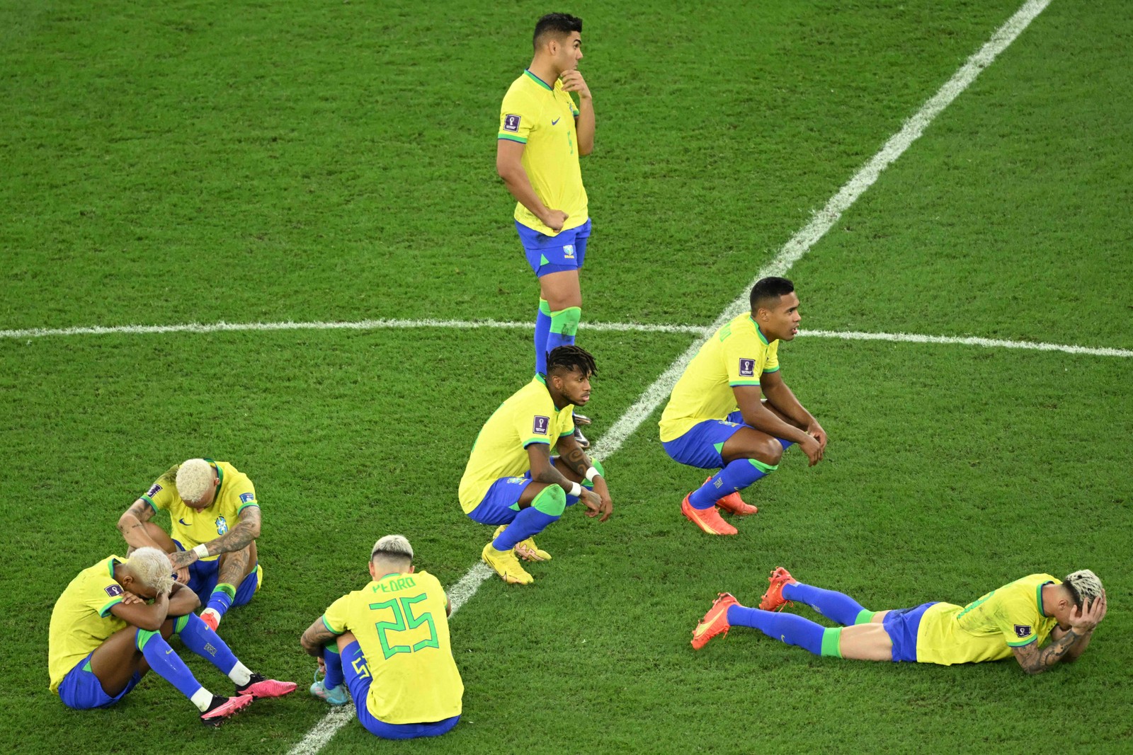 Jogadores lamentam no centro do gramado depois da eliminação para a Croácia — Foto: INA FASSBENDER/AFP