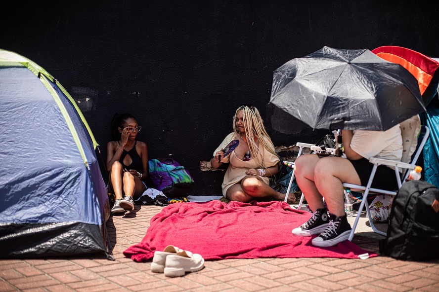 Fãs enfrentam calor em fila para ver Taylor Swift no Rio