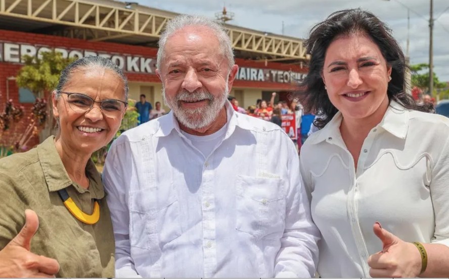 A deputada eleita Marina Silva (Rede-SP), o ex-presidente Lula (PT) e a senadora Simone Tebet (MDB-MS) em ato em Teófilo Otoni (MG)