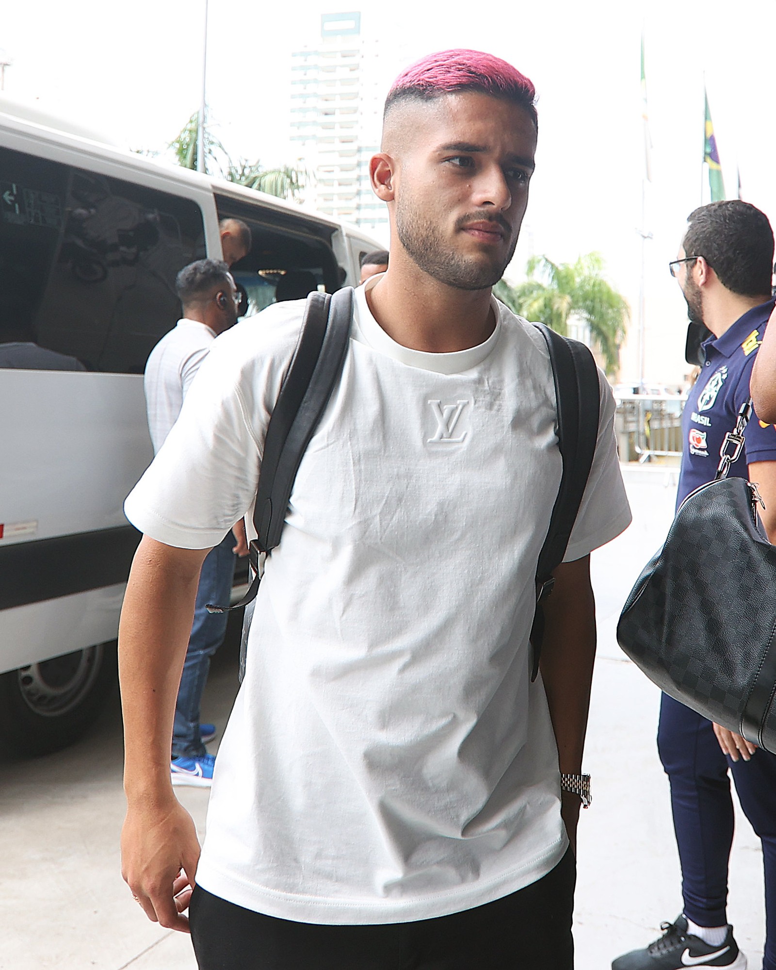 Yan Couto, do Girona, desembarcando em Cuiabá — Foto: Vitor Silva/CBF