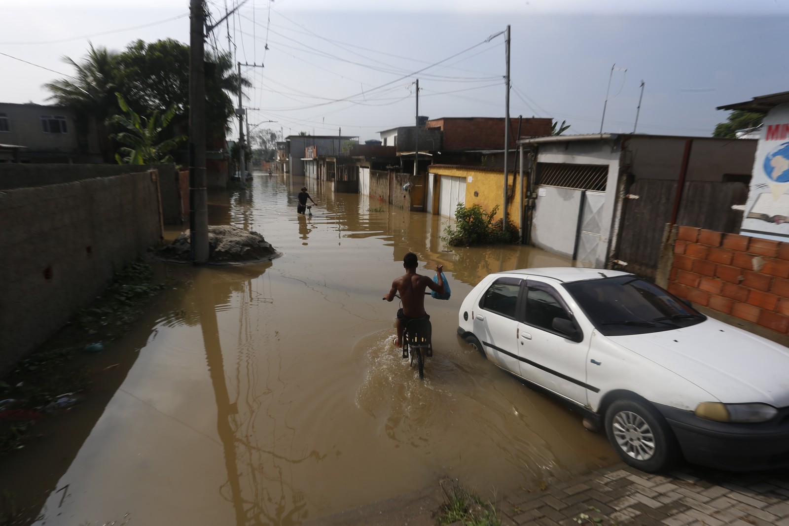 Duque de Caxias tem ruas inundadas mais de 24 horas após temporal — Foto: FABIANO ROCHA