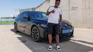 Vini Jr posa com sua BMW i4 M50, avaliada em cerca de R$ 430 mil — Foto: Divulgação