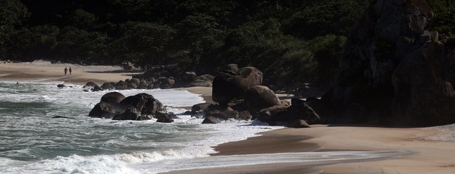 A Prainha, que ostentou a Bandeira Azul por 12 anos antes de perdê-la, em 2022, investiu em acessibilidade para recuperar a certificação este ano — Foto: Fábio Motta/20-04-2020