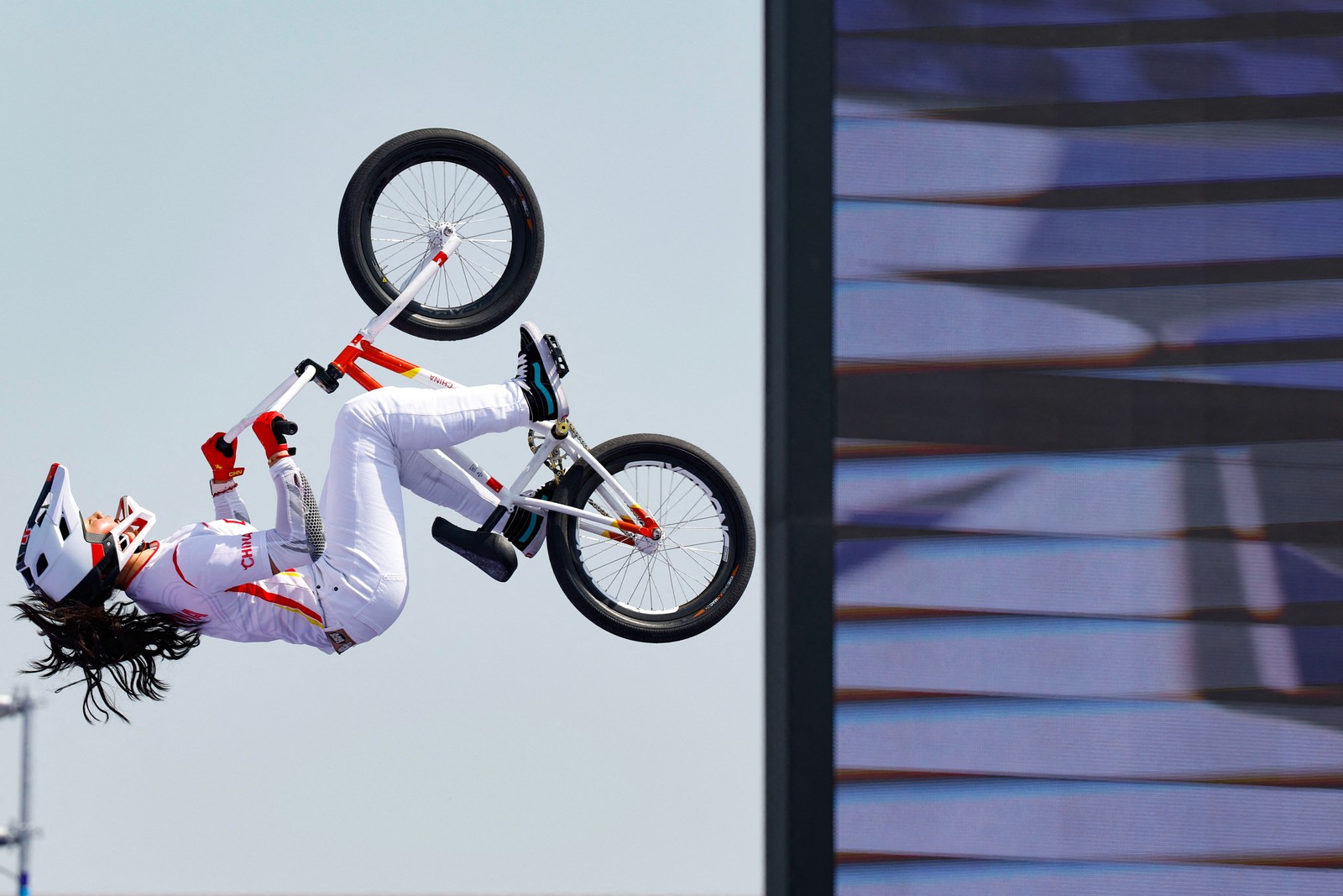 A chinesa Deng Yawen compete na qualificação do Ciclismo Feminino BMX Freestyle Park — Foto: Odd Andersen / AFP