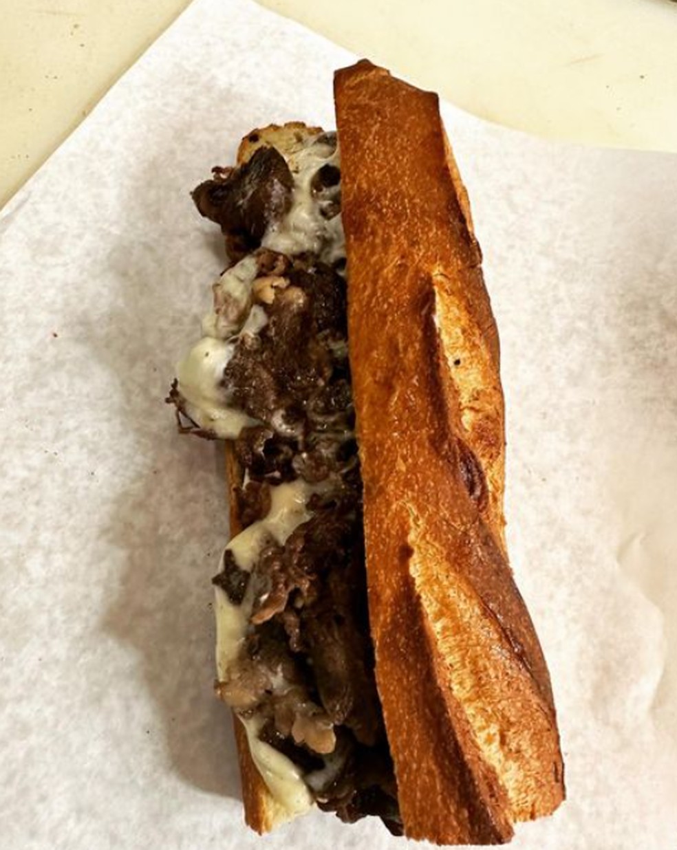 Pão, queijo e carne desfiada: o sanduíche servido pelo foodtruck de Bradley Cooper — Foto: Reprodução/Instagram