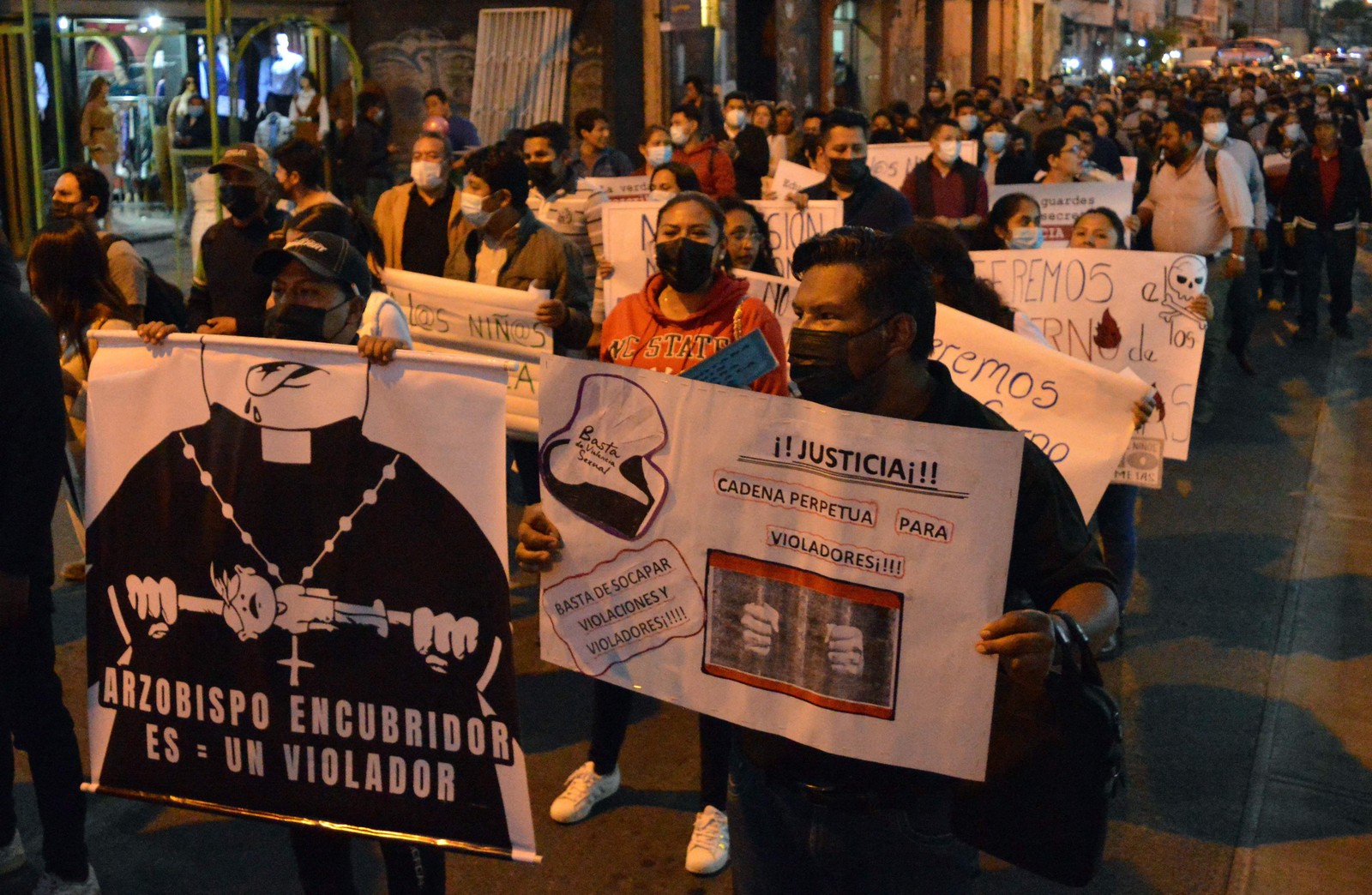 Membros de organizações pelos direitos infantis protestam contra casos de pedofilia por padres de internato católico em Cochabamba, Bolívia  — Foto: Fernando Cartagena / AFP