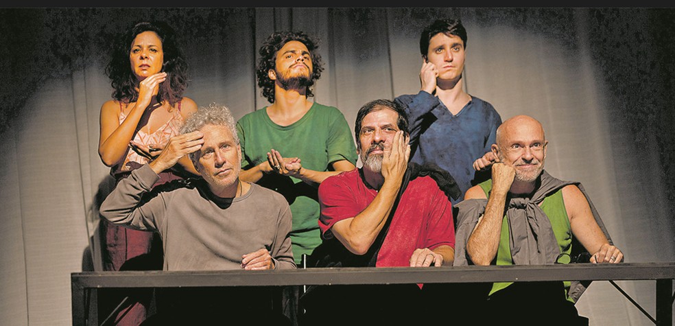 Elenco de “Julius Caesar - Vidas paralelas”:   em pé, Suzana Nascimento, Gabriel Manita e Tiago Herz; sentados, Isio Ghelman, Cesar Augusto e Gilberto Gawronski  — Foto: Divulgação/Nil Canine