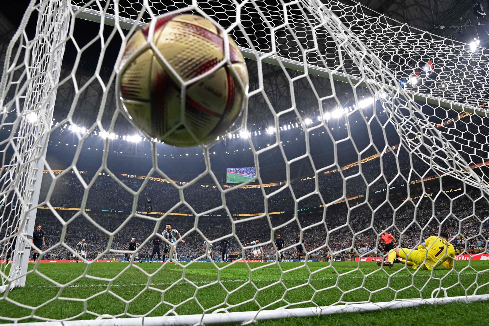 Hugo Lloris sofre um gol de pênalti do atacante argentino Lionel Messi — Foto: FRANCK FIFE / AFP