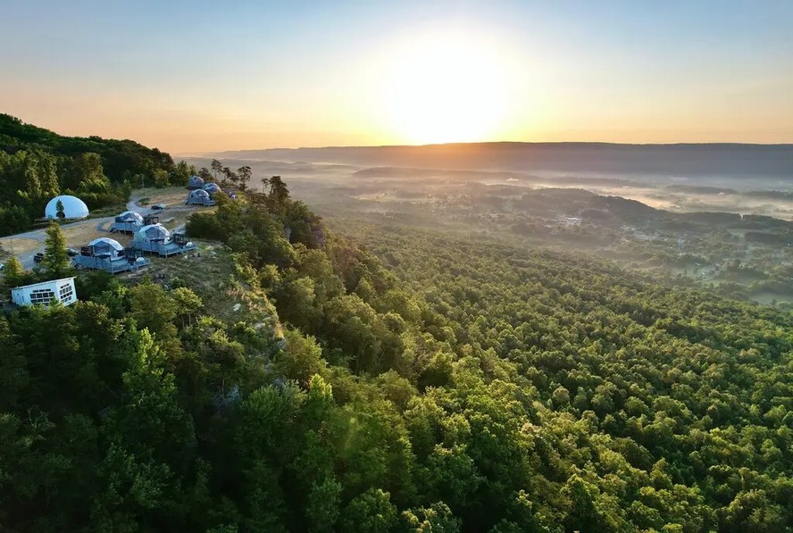 No Bolt Farm Treehouse, um resort de glamping somente para adultos a cerca de uma hora de Chattanooga, Tennessee, os hóspedes podem ficar em domos geodésicos, cabanas e casas na árvore