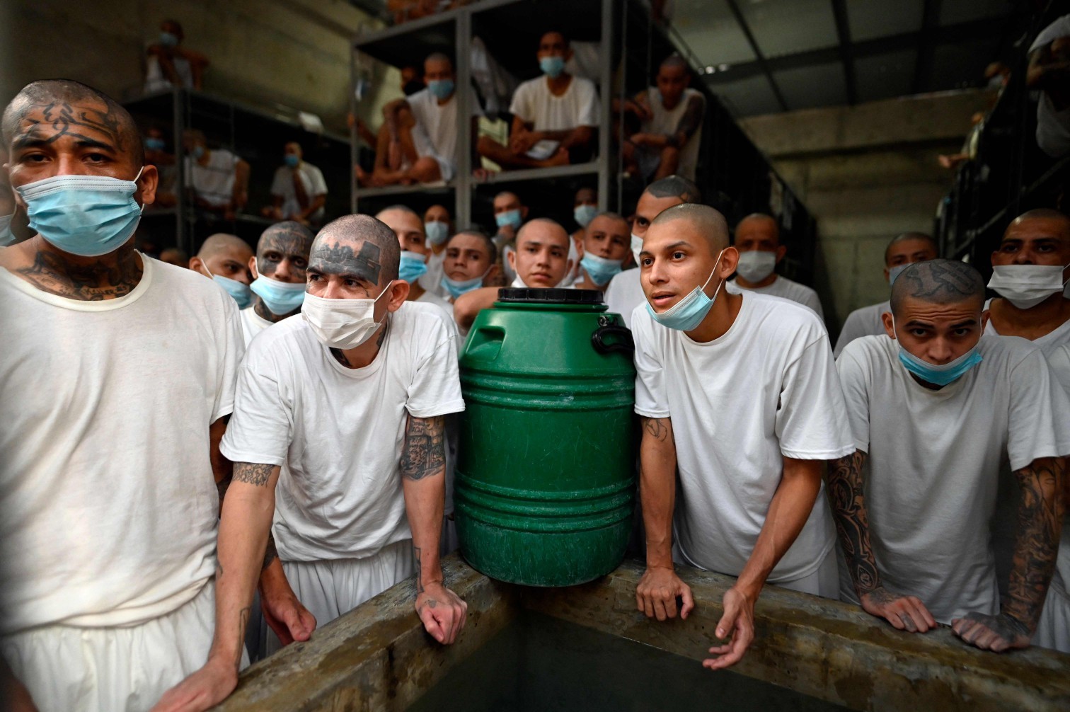 Detentos no maior centro penitenciário da América, situado em El Salvador — Foto: Marvin RECINOS / AFP