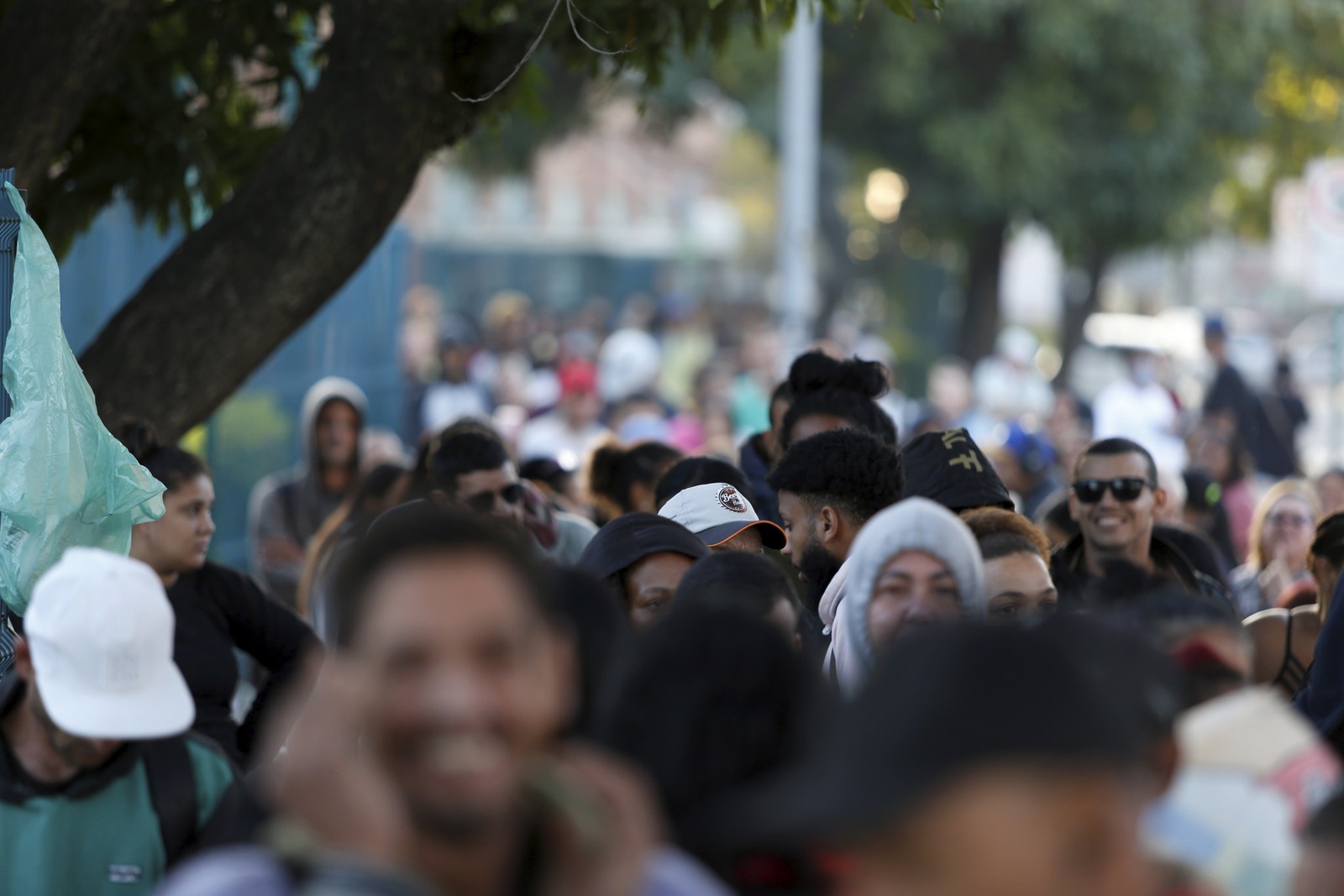 Mais de 200 pessoas aguardavam atendimento no Rio Poupa Tempo de Bangu, antes do expediente  — Foto: Fabiano Rocha / Agência O Globo