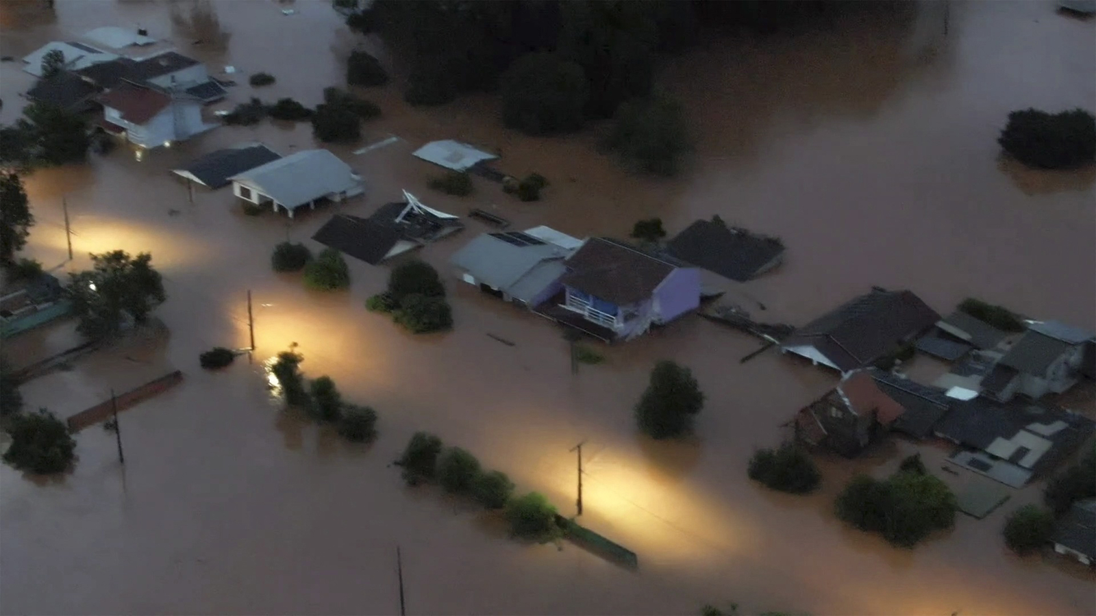 Fortes chuvas no Rio Grande do Sul: pelo menos dez pessoas morreram e 21 estão desaparecidas. — Foto: Gustavo Ghisleni / AFP
