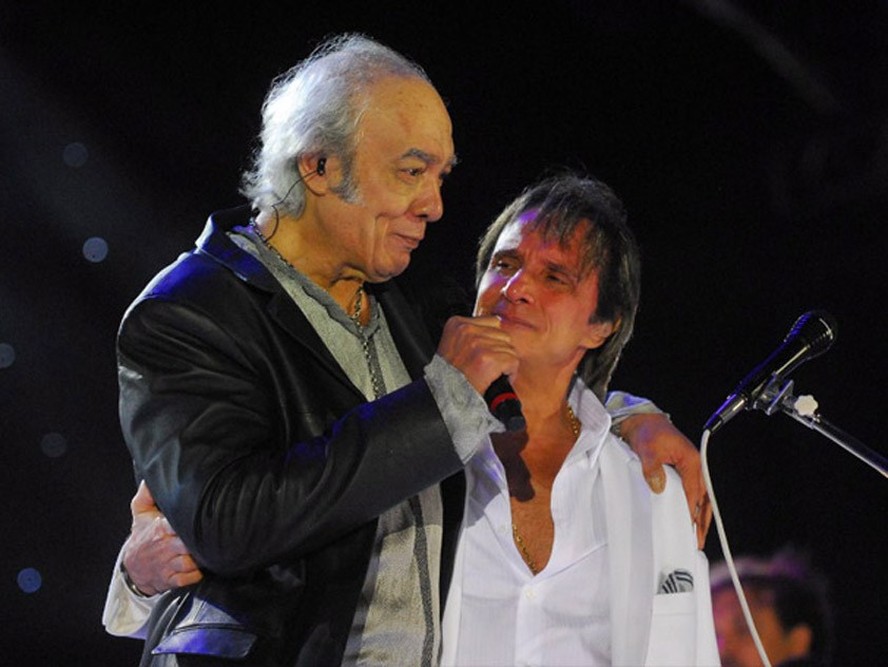 Erasmo Carlos e Roberto Carlos, em show em comemoração pelos 50 anos de carreira do Rei, no estádio do Maracanã, no Rio de Janeiro, em 2009