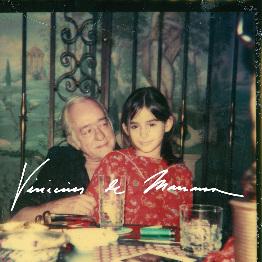 O registro de Vinicius de Moraes com a neta, Mariana (hoje, cantora), no colo, foi feito durante o exílio da família, em Paris, no período de  ditadura militar