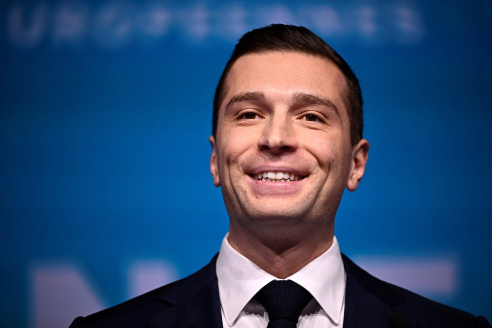 Jordan Bardella, candidato a premier da extrema direita francesa, em evento após vitória do partido RN nas eleições ao Parlamento Europeu — Foto: JULIEN DE ROSA / AFP