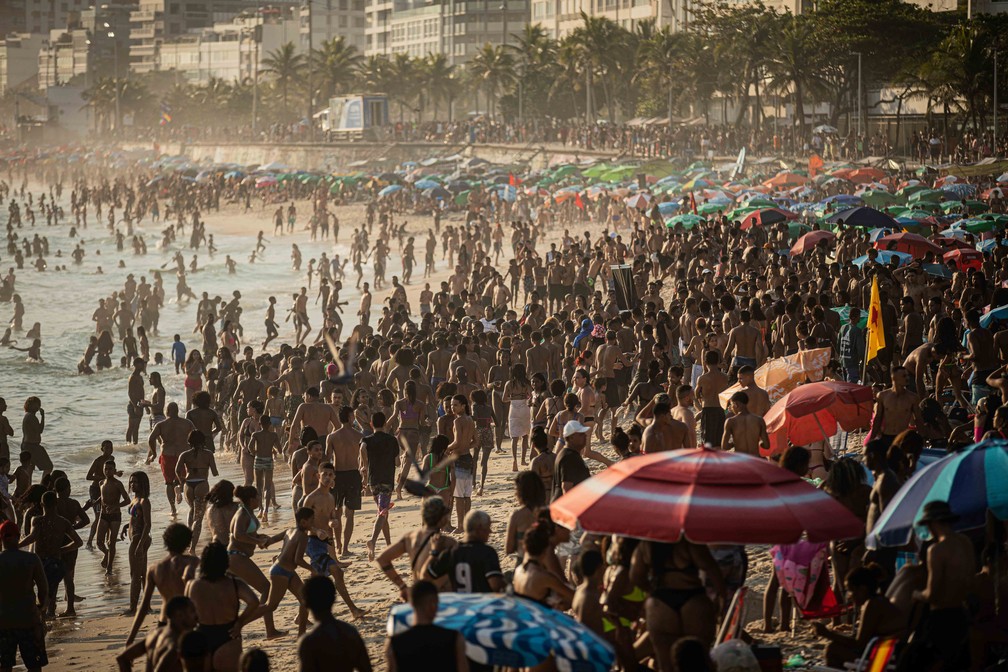 Praia do Leme lotada neste domingo (12) — Foto: Hermes de Paula