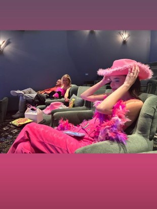 Aniversário de Selena Gomez também teve sessão do filme 'Barbie' — Foto: Reprodução/Instagram