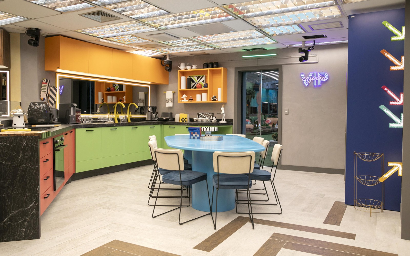 A cozinha VIP, bem mais colorida que a rústica Xepa — Foto: Globo/Manoella Mello