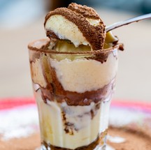 A Ragazza Di Pasta (98301-5769) oferece tiramisù preparado com biscoitos produzidos artesanalmente, molhados no café, e conhaque com creme à base de mascarpone. A finalização é com cacau em pó: R$ 15,90 - Foto Divulgação/Luiz Fernando Nabuco