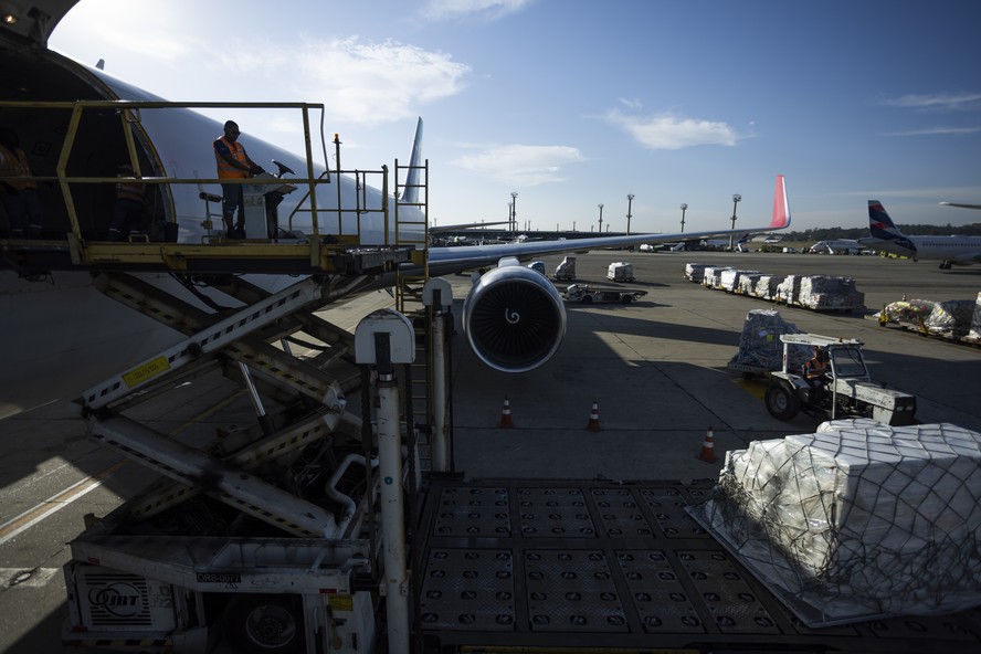 Cargueiro é descarregado no Aeroporto de Guarulhos: mesmo com taxação de importados, tendência é de alta no comércio eletrônico, que favorece transporte de carga em aviões