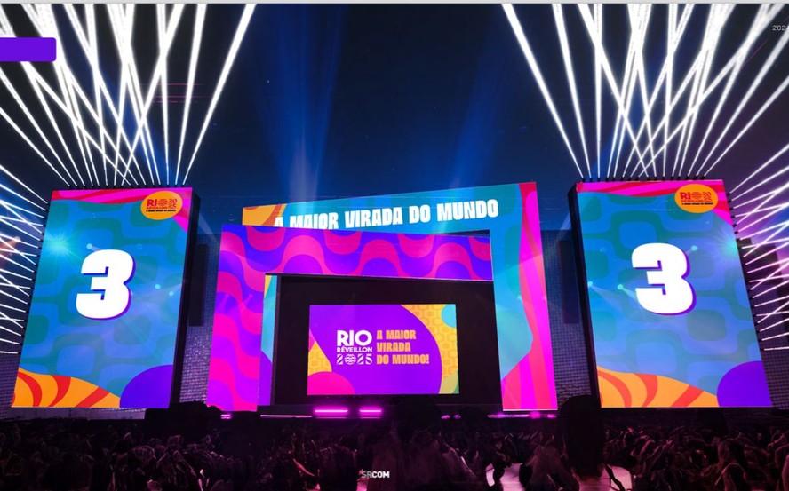 Palco em forma de led que será montado em frente ao hotel Copacabana Palace